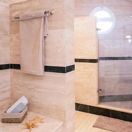 Apartman Beachfront With Sea View *